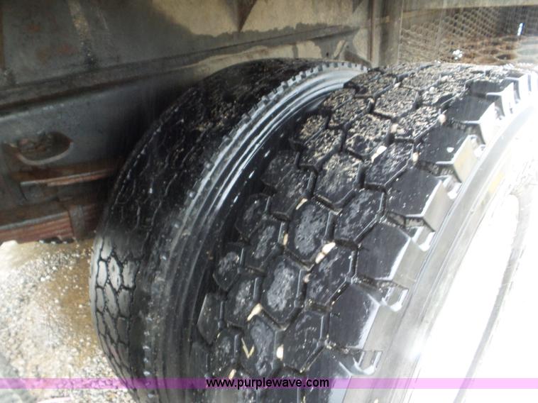 image for item L6938 1991 International 4900 flatbed truck