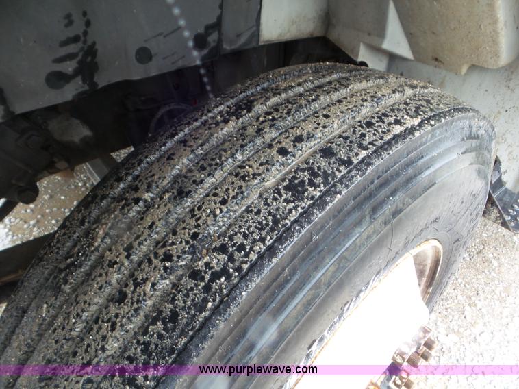 image for item L6938 1991 International 4900 flatbed truck