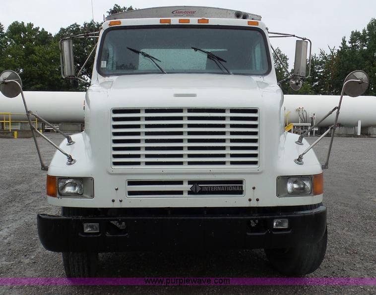 image for item L6945 2001 International 8100 tender truck