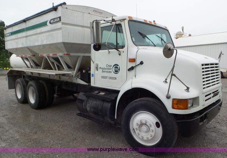 image for item L6945 2001 International 8100 tender truck