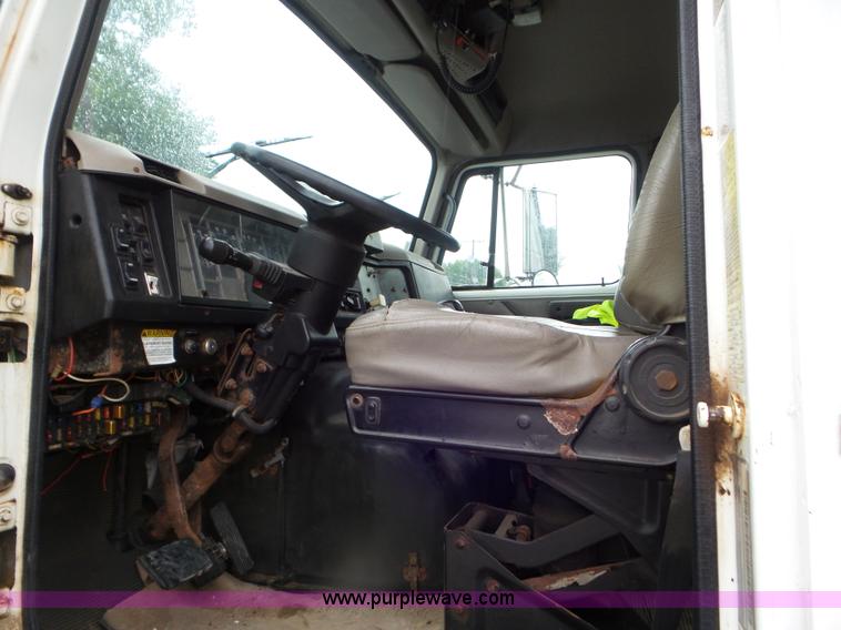 image for item L6945 2001 International 8100 tender truck