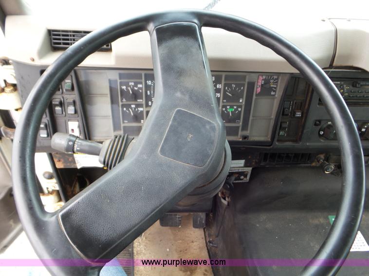 image for item L6945 2001 International 8100 tender truck