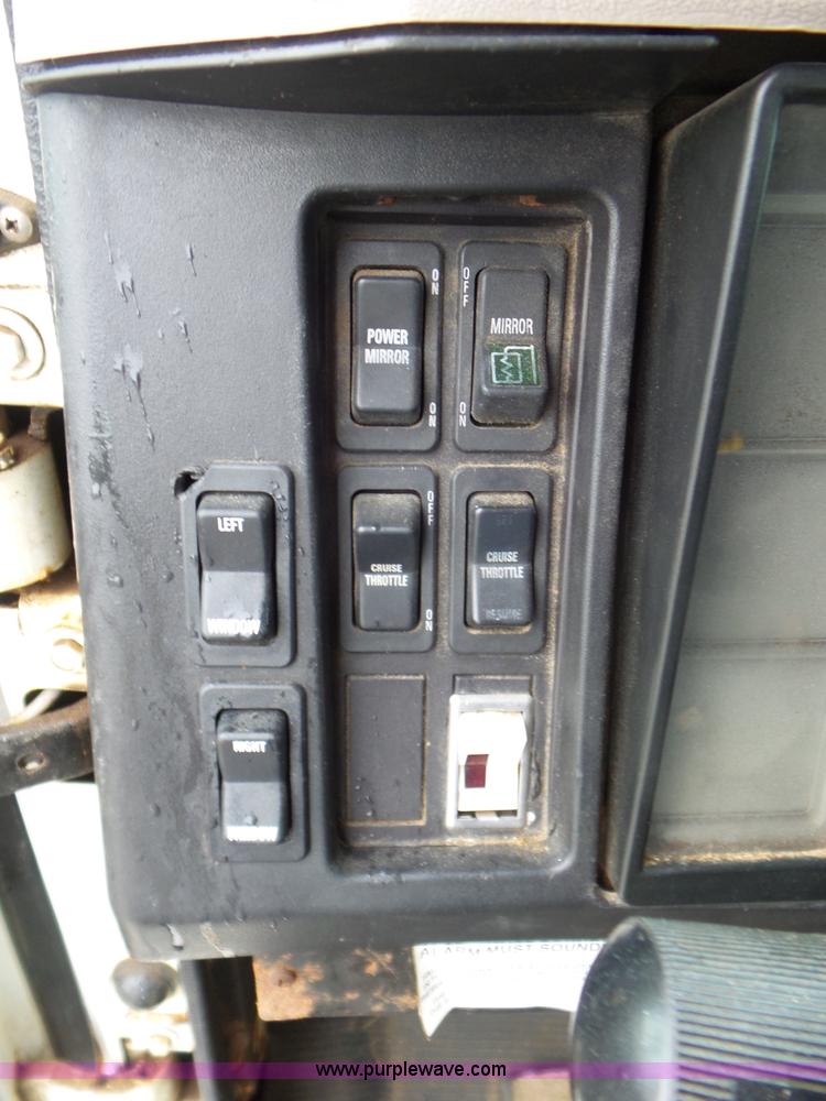 image for item L6945 2001 International 8100 tender truck