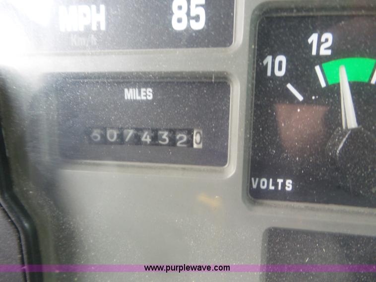 image for item L6945 2001 International 8100 tender truck