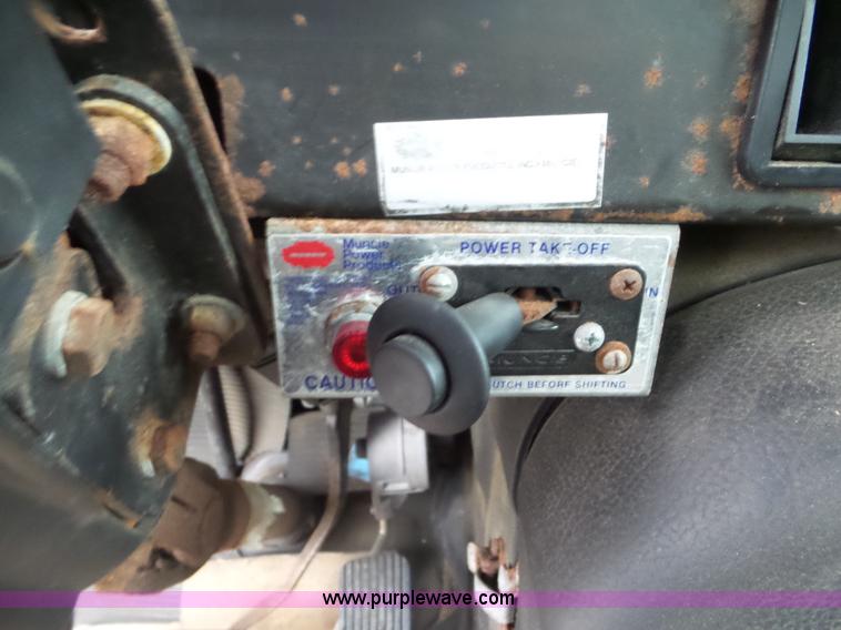 image for item L6945 2001 International 8100 tender truck