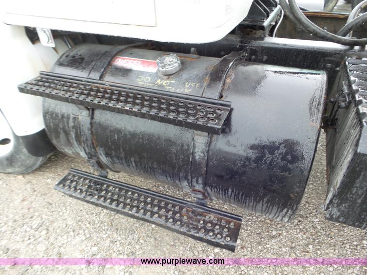 image for item L6945 2001 International 8100 tender truck