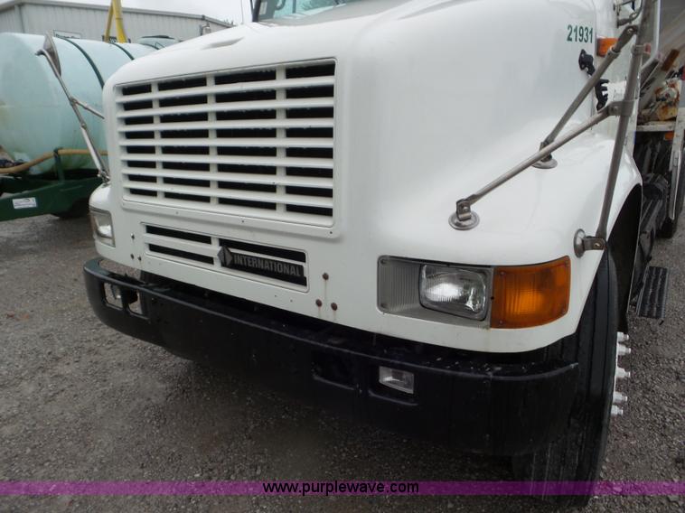 image for item L6945 2001 International 8100 tender truck