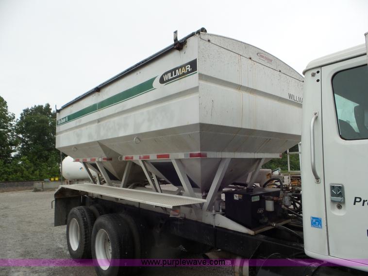 image for item L6945 2001 International 8100 tender truck