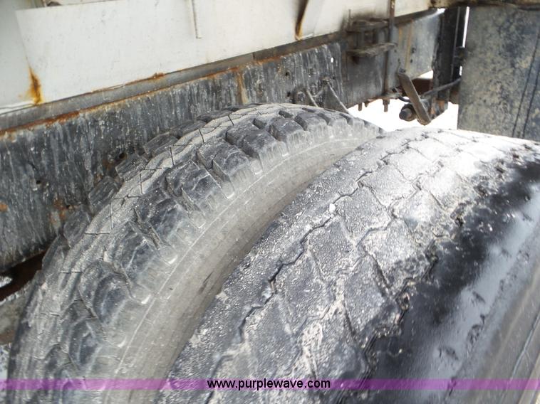 image for item L6945 2001 International 8100 tender truck