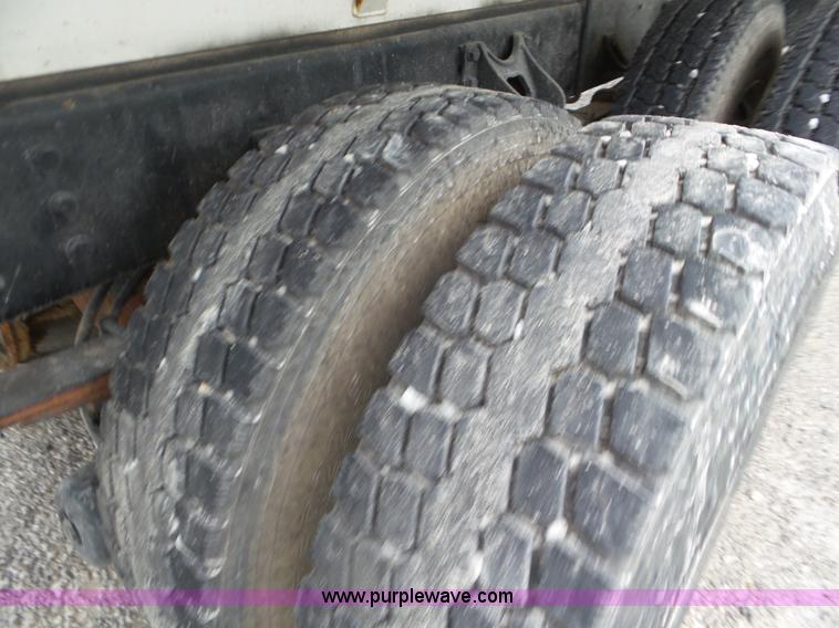 image for item L6945 2001 International 8100 tender truck