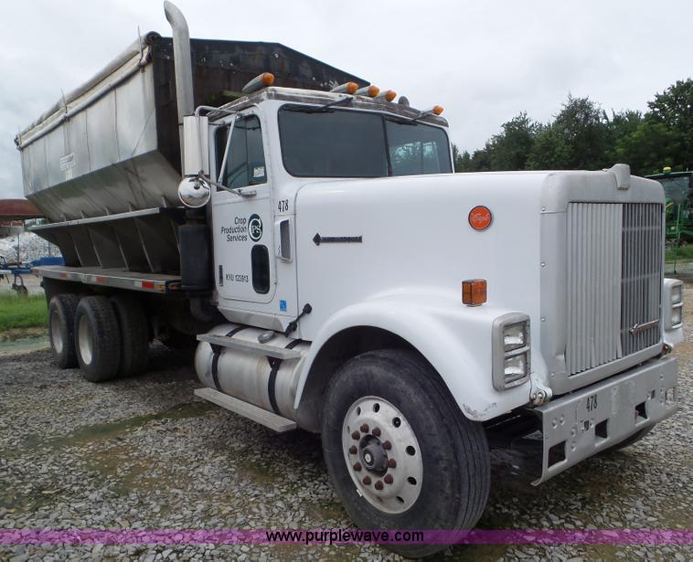 image for item L6955 1987 International Eagle truck cab and chassis