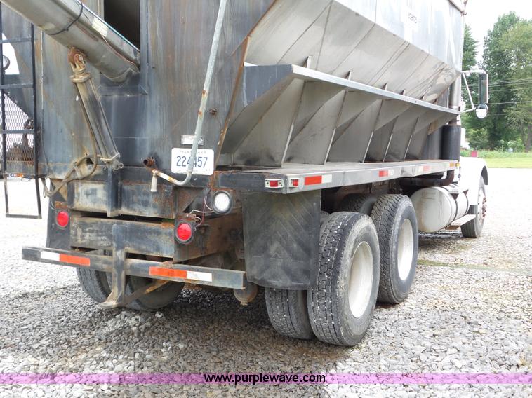 image for item L6955 1987 International Eagle truck cab and chassis