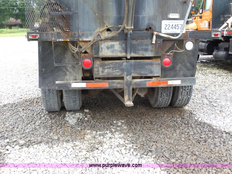 image for item L6955 1987 International Eagle truck cab and chassis