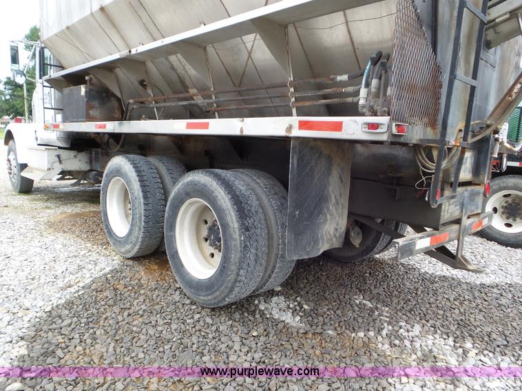 image for item L6955 1987 International Eagle truck cab and chassis