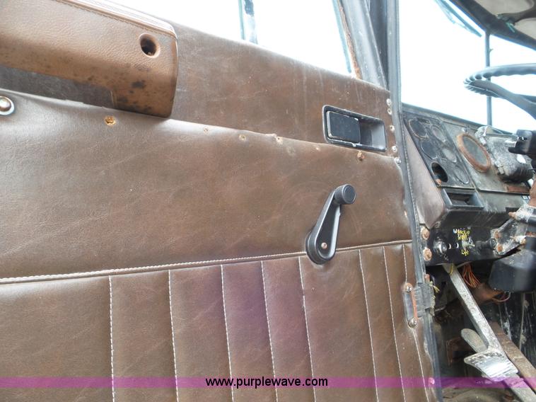 image for item L6955 1987 International Eagle truck cab and chassis