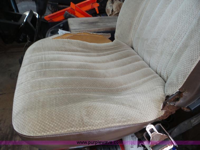 image for item L6955 1987 International Eagle truck cab and chassis