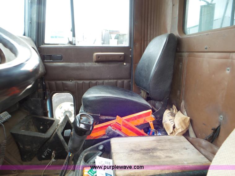 image for item L6955 1987 International Eagle truck cab and chassis