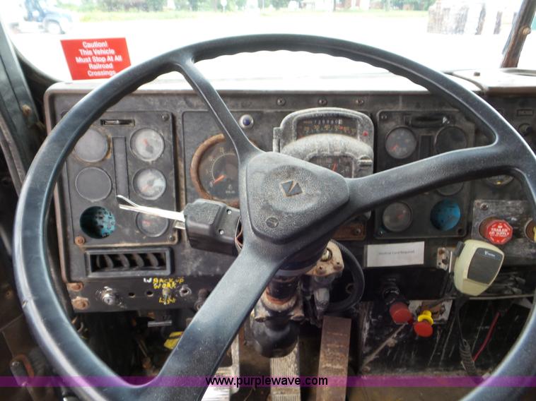 image for item L6955 1987 International Eagle truck cab and chassis