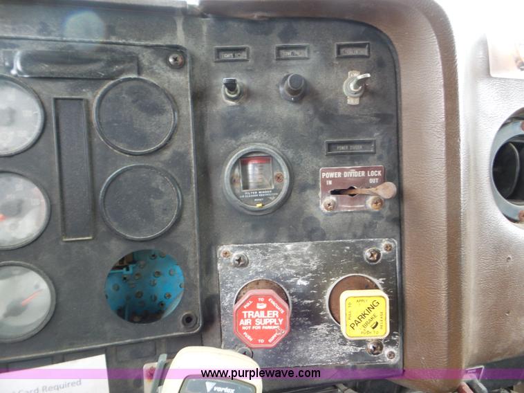 image for item L6955 1987 International Eagle truck cab and chassis