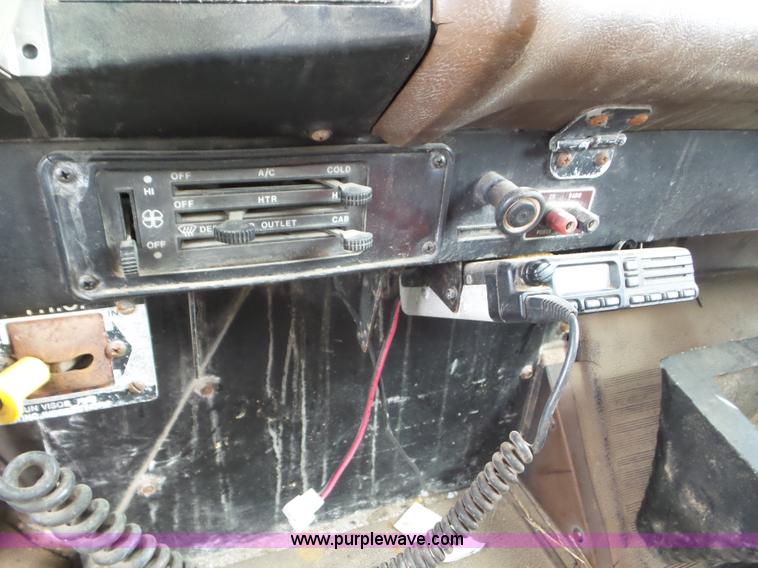 image for item L6955 1987 International Eagle truck cab and chassis