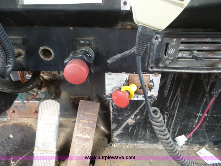 image for item L6955 1987 International Eagle truck cab and chassis