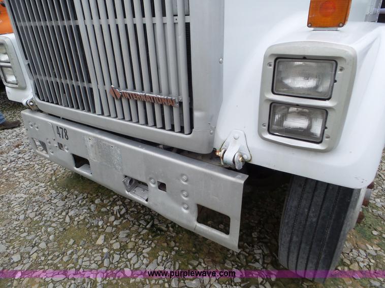 image for item L6955 1987 International Eagle truck cab and chassis