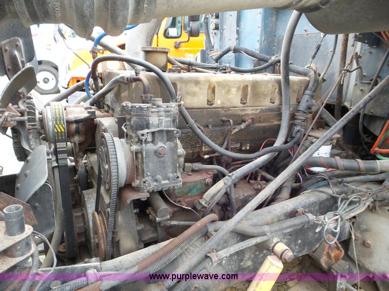 image for item L6955 1987 International Eagle truck cab and chassis