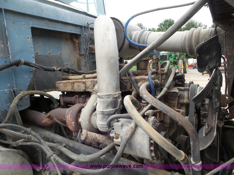 image for item L6955 1987 International Eagle truck cab and chassis