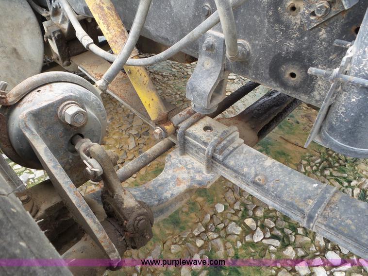 image for item L6955 1987 International Eagle truck cab and chassis