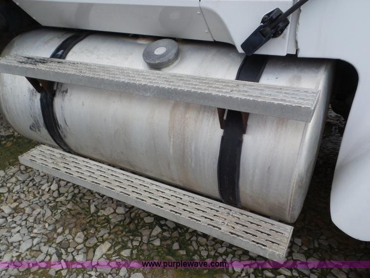 image for item L6955 1987 International Eagle truck cab and chassis