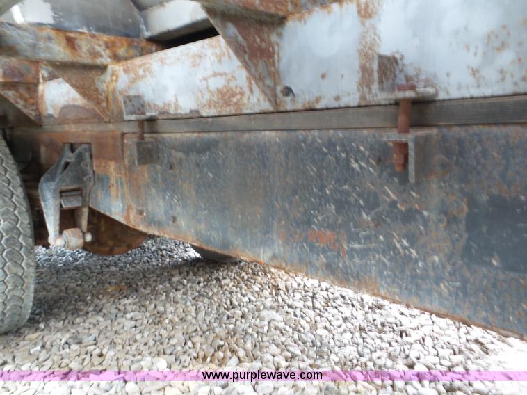 image for item L6955 1987 International Eagle truck cab and chassis