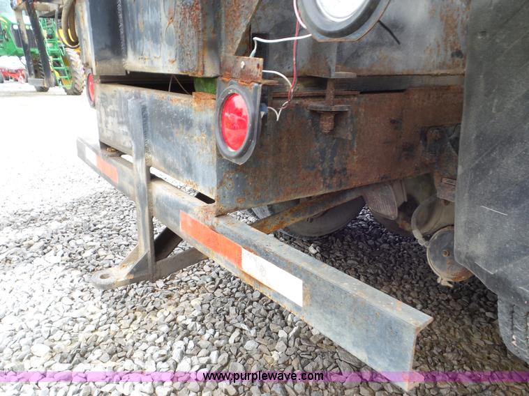 image for item L6955 1987 International Eagle truck cab and chassis