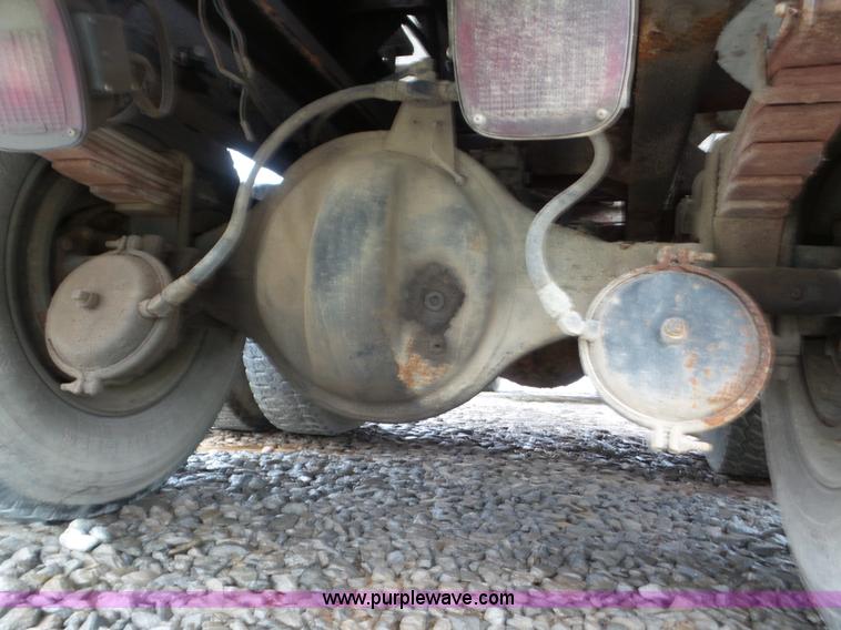 image for item L6955 1987 International Eagle truck cab and chassis