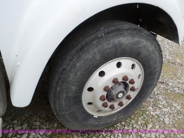 image for item L6955 1987 International Eagle truck cab and chassis