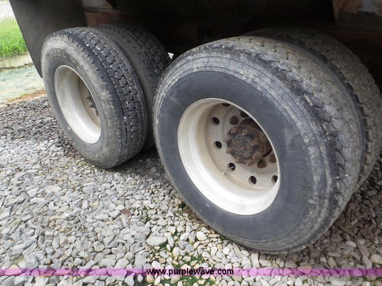 image for item L6955 1987 International Eagle truck cab and chassis