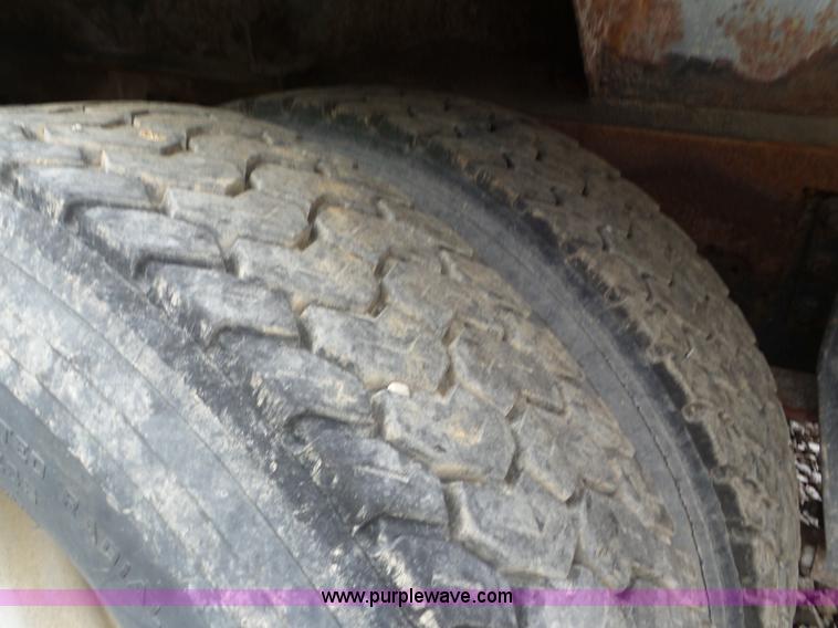 image for item L6955 1987 International Eagle truck cab and chassis