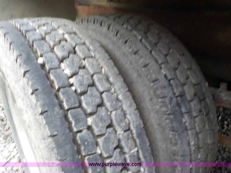 image for item L6955 1987 International Eagle truck cab and chassis