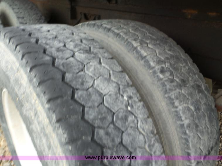 image for item L6955 1987 International Eagle truck cab and chassis