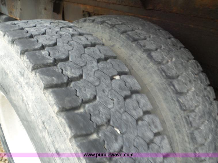 image for item L6955 1987 International Eagle truck cab and chassis