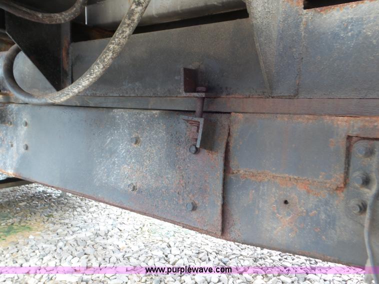 image for item L6955 1987 International Eagle truck cab and chassis