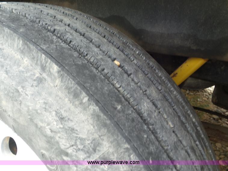 image for item L6955 1987 International Eagle truck cab and chassis