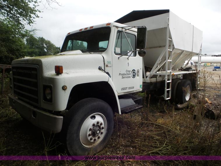 image for item L6956 1983 International 1954 tender truck