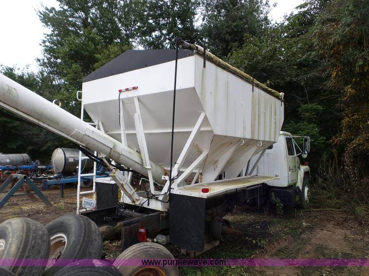 image for item L6956 1983 International 1954 tender truck