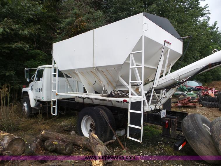 image for item L6956 1983 International 1954 tender truck