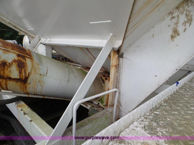 image for item L6956 1983 International 1954 tender truck