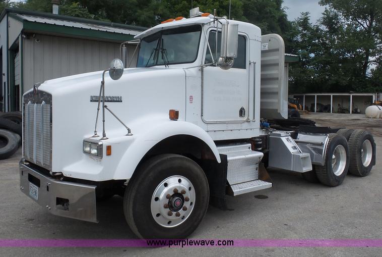 image for item BK9650 1990 Kenworth T800 semi truck