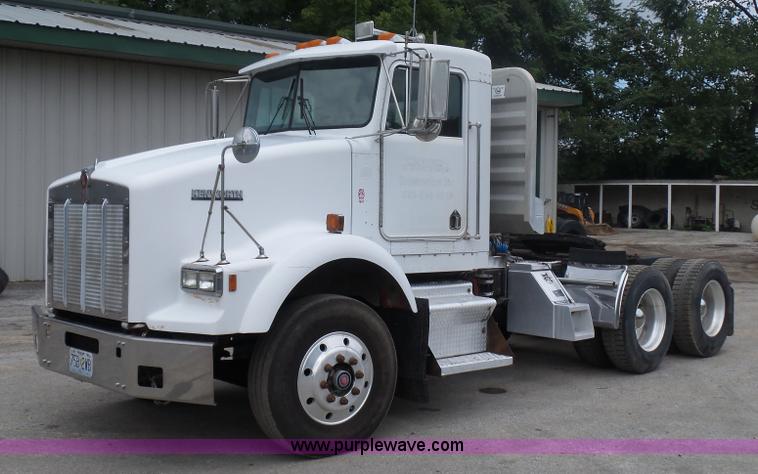 image for item BK9650 1990 Kenworth T800 semi truck