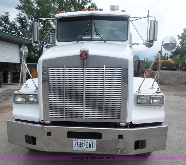 image for item BK9650 1990 Kenworth T800 semi truck