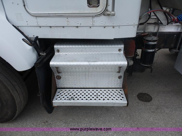 image for item BK9650 1990 Kenworth T800 semi truck