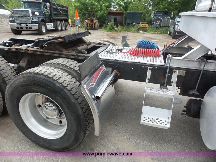 image for item BK9650 1990 Kenworth T800 semi truck